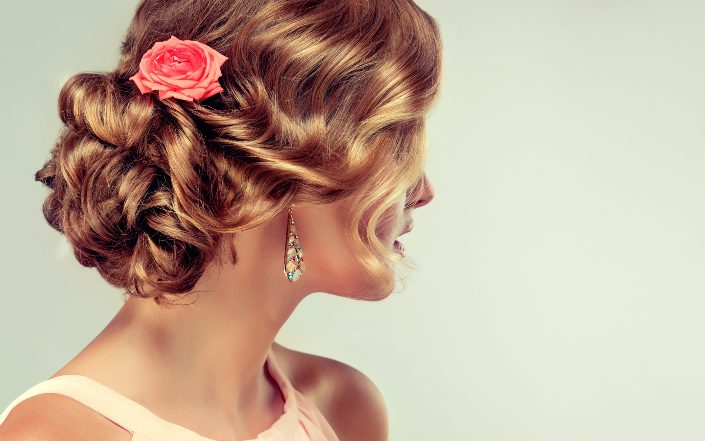 Красивая вечерняя прическа на волосах у девушки 