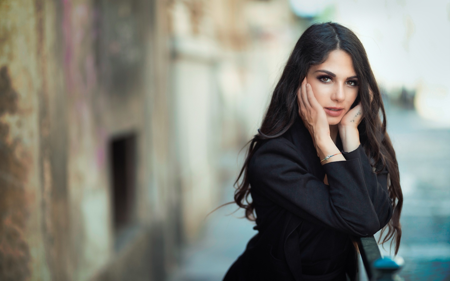 Красивая девушка в черном пальто 