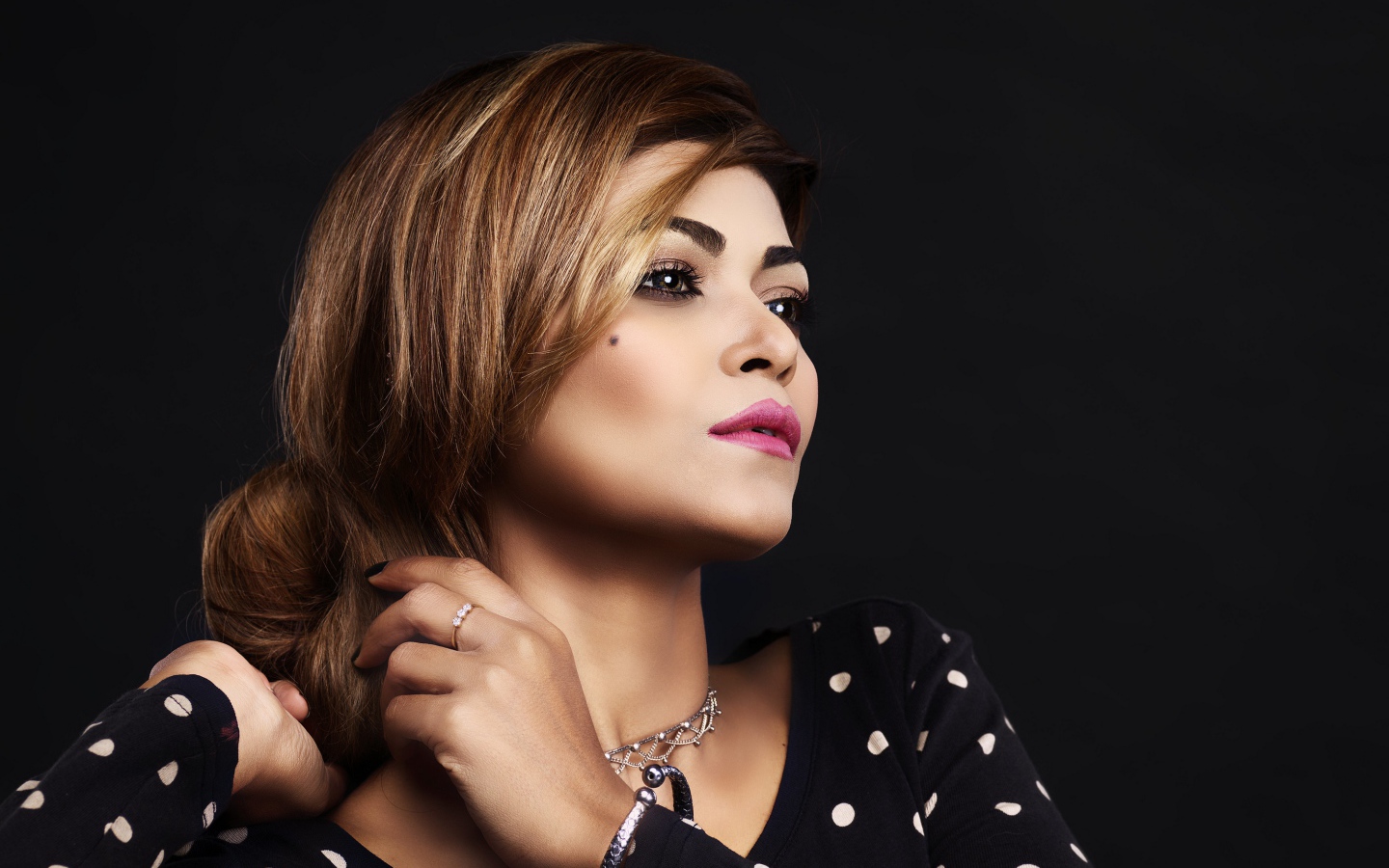 Красивая девушка в платье в горох на черном фоне