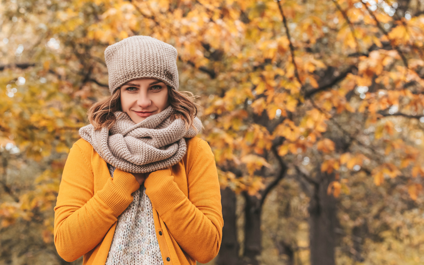 Красивая девушка в теплой кофте с шарфом