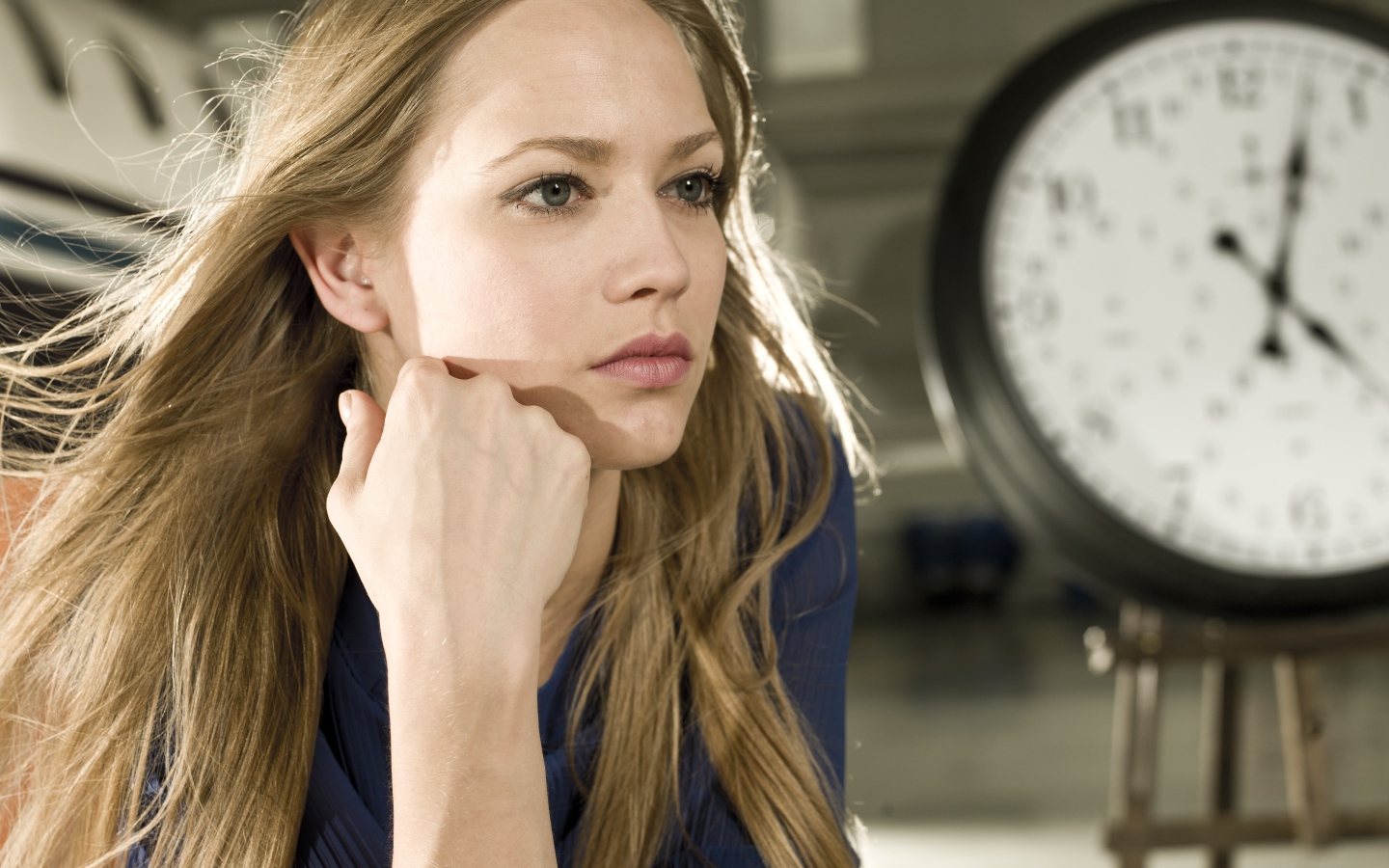 Красивая девушка модель на фоне часов