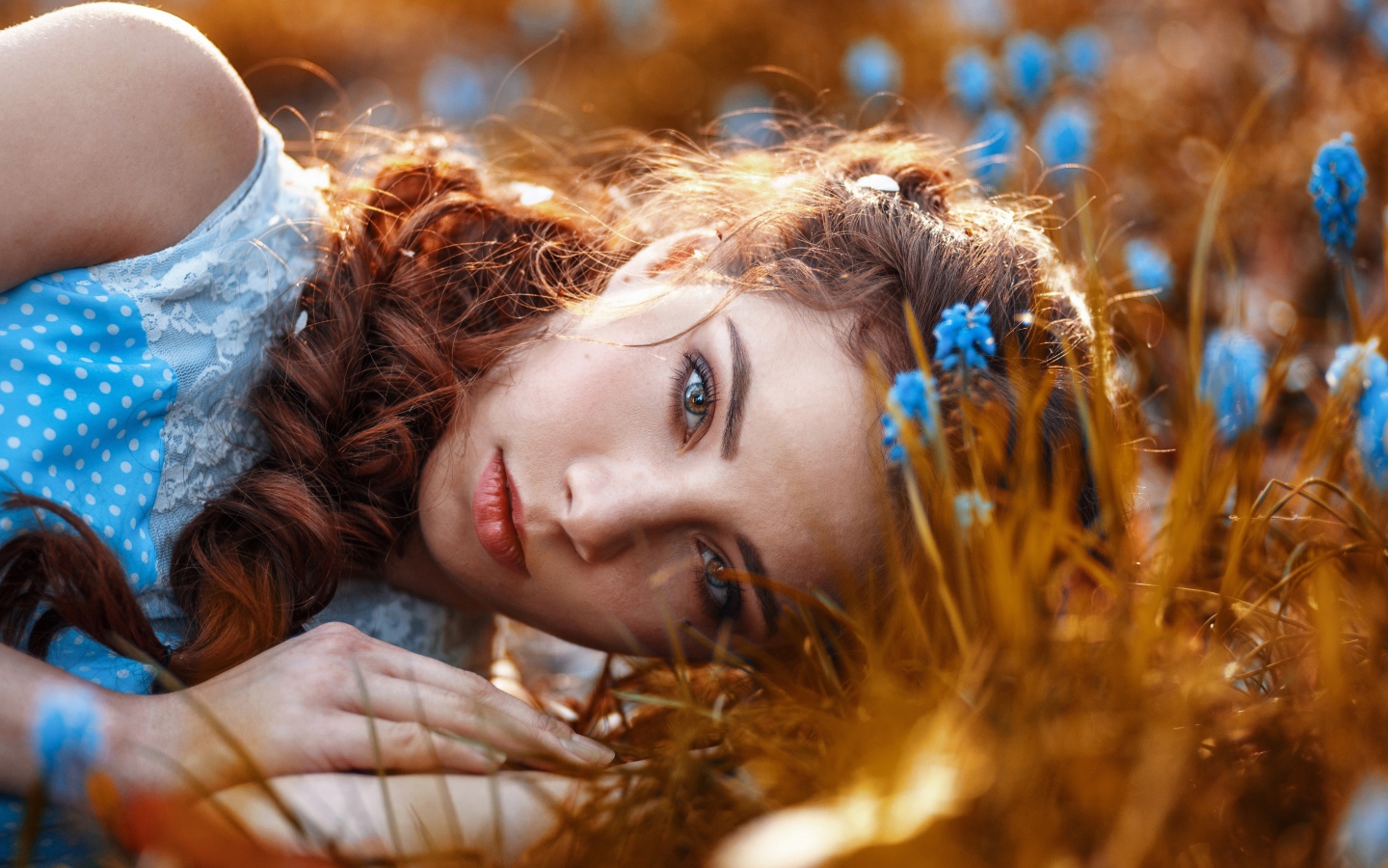Красивая девушка на земле с мускариками