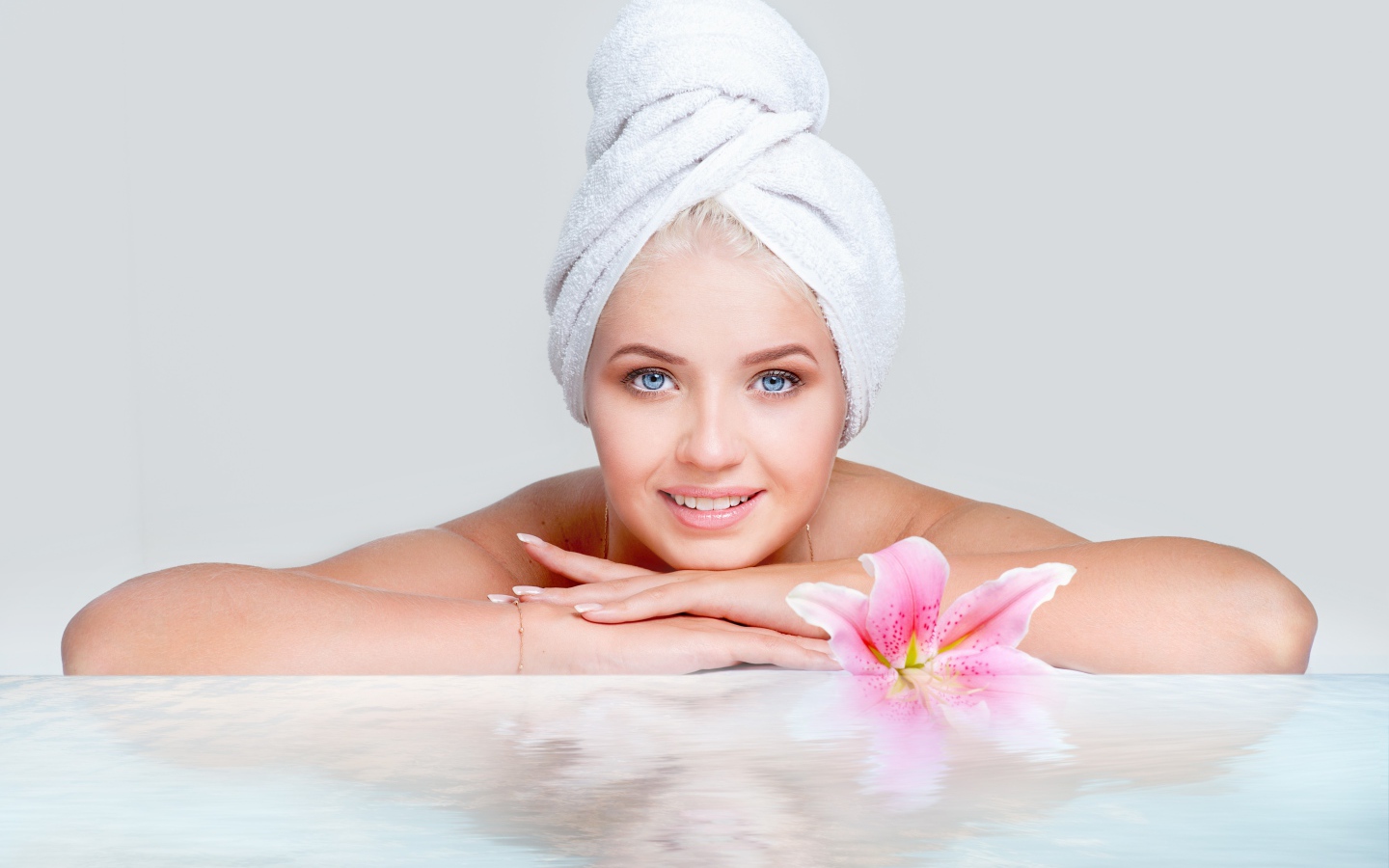 Красивая девушка с голубыми глазами после SPA процедур