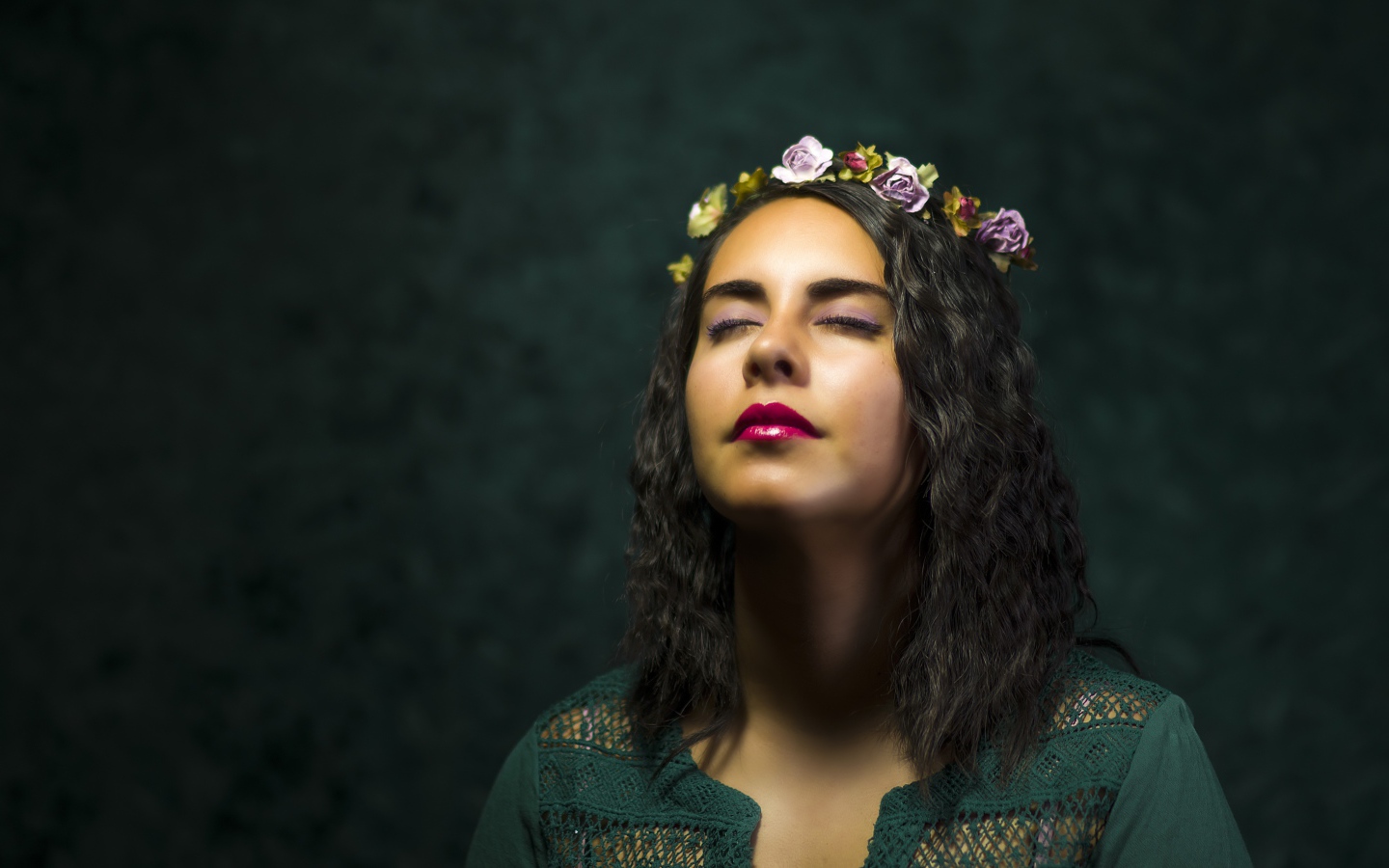 Красивая девушка с закрытыми глазами с венком на голове 