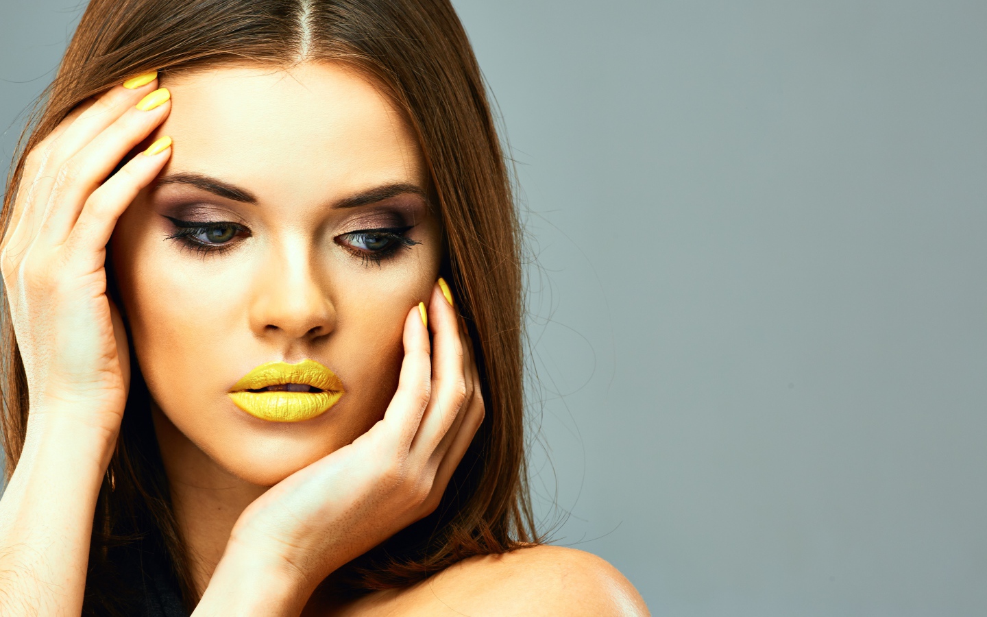 Красивая девушка с желтыми губами на сером фоне