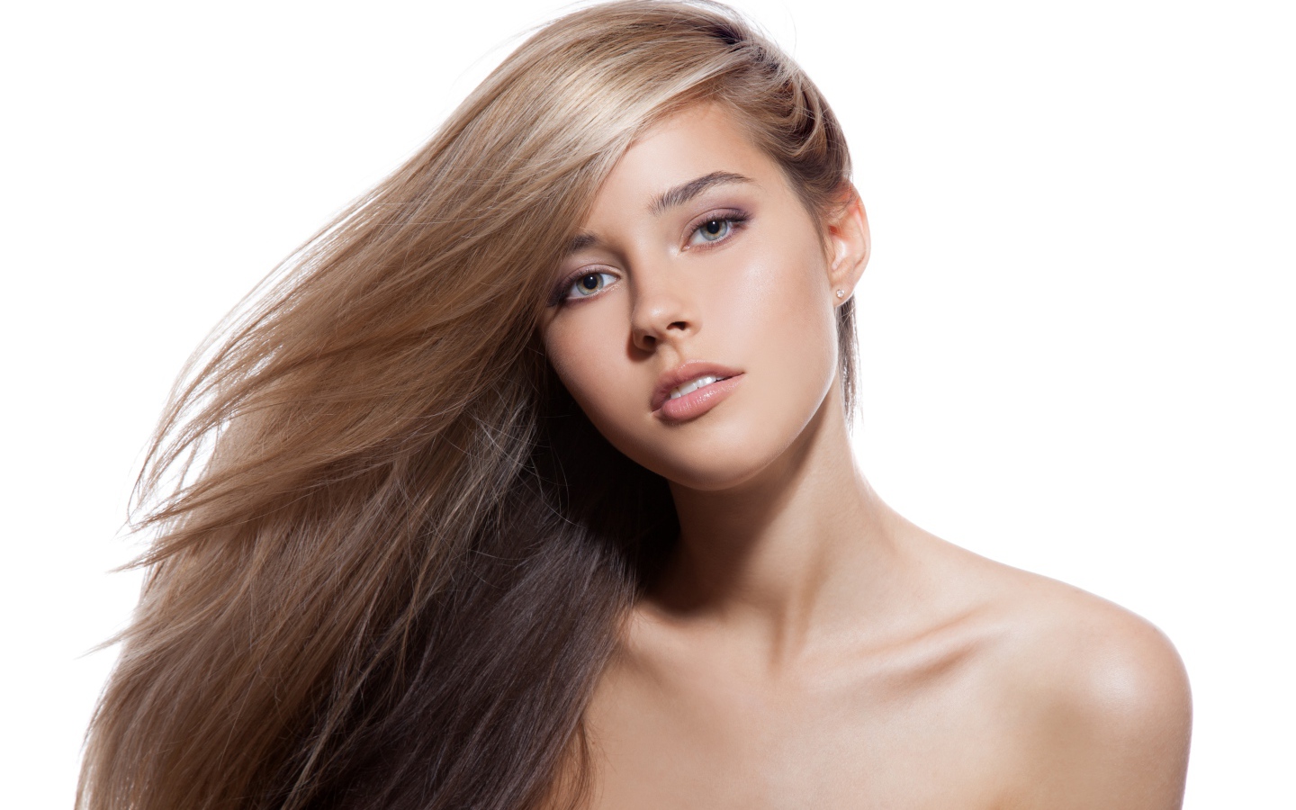 Красивая длинноволосая девушка на белом фоне