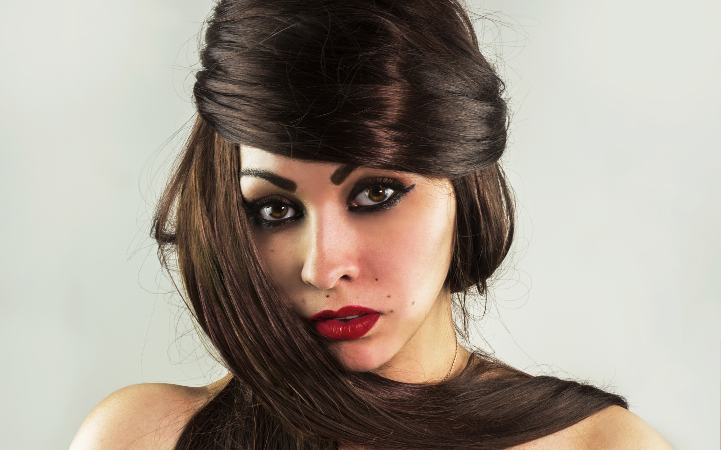 Красивые длинные волосы у девушки с накрашенным лицом