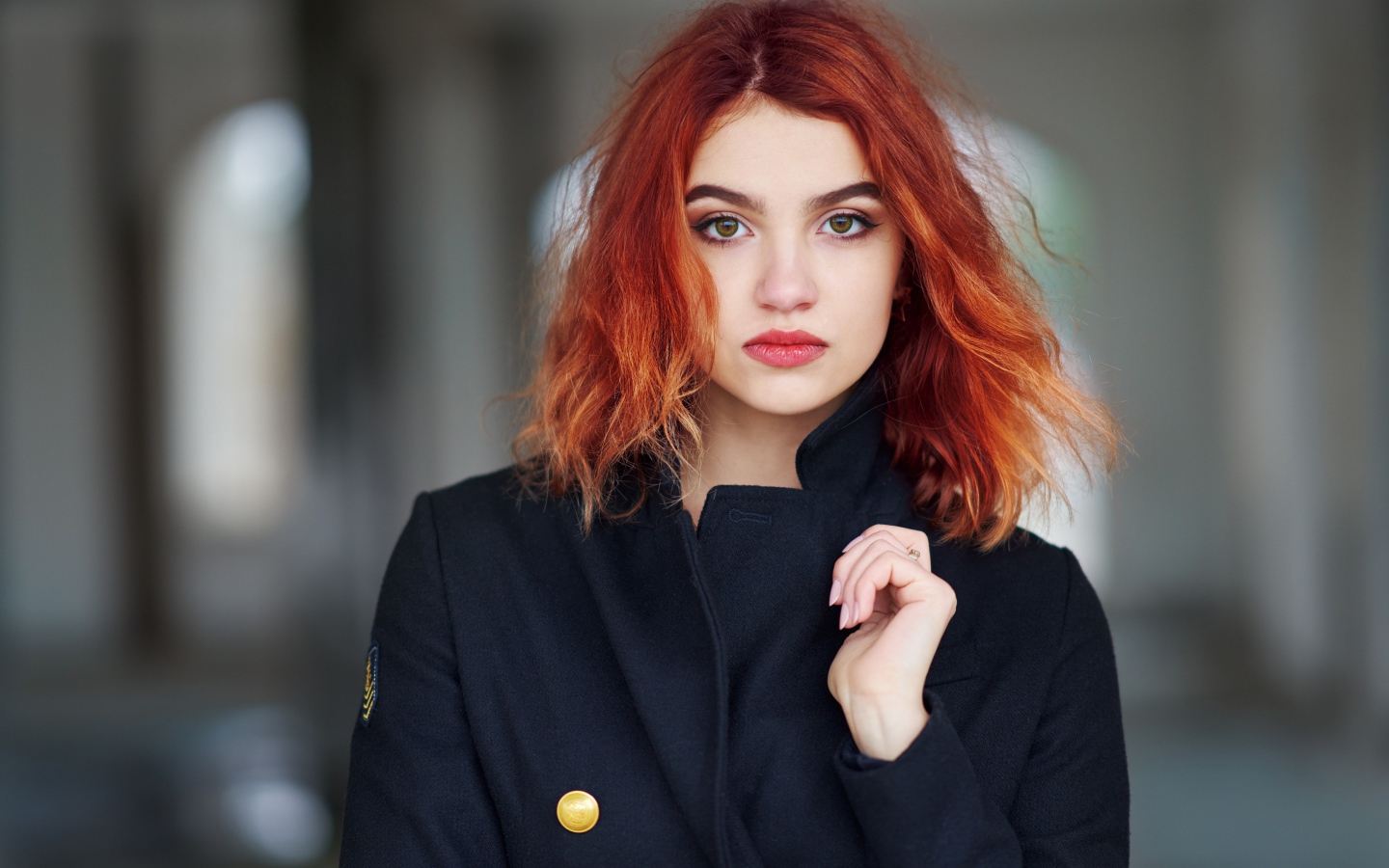 Красивая рыжеволосая девушка в черном пальто 