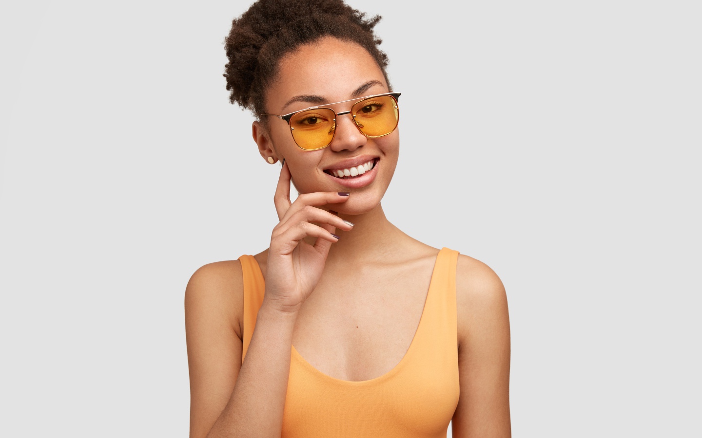 Красивая улыбающаяся темнокожая девушка в солнечных очках
