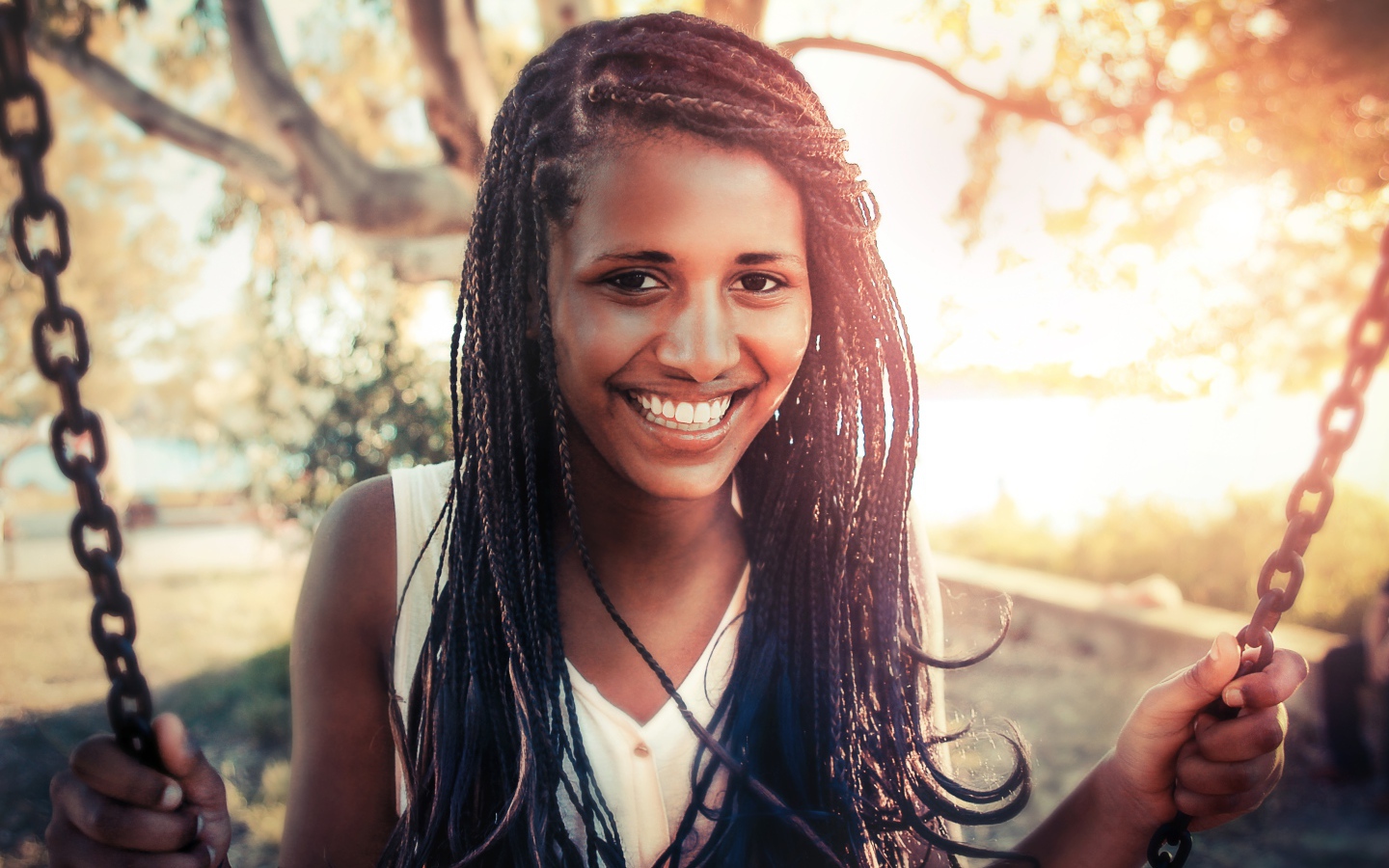 Красивая улыбающаяся девушка с косичками