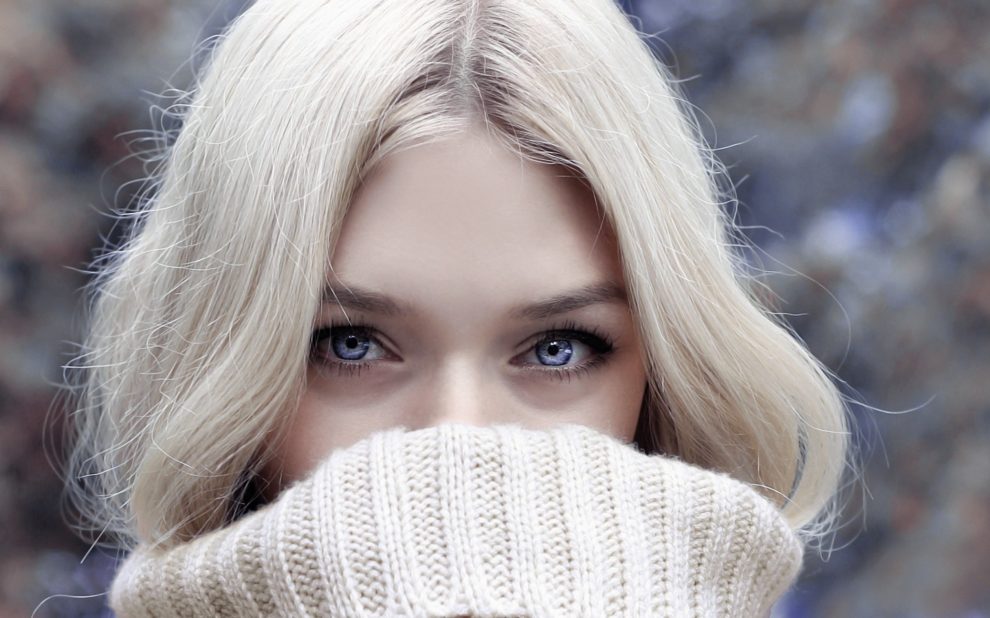 Голубоглазая девушка в белом свитере 