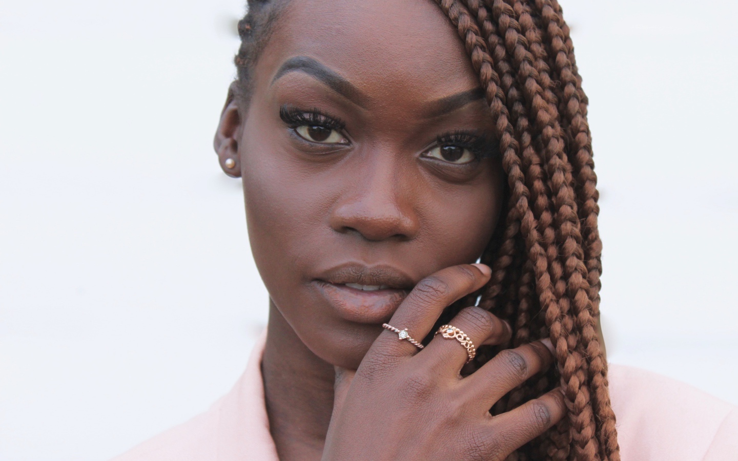 Темнокожая девушка с косичками крупным планом