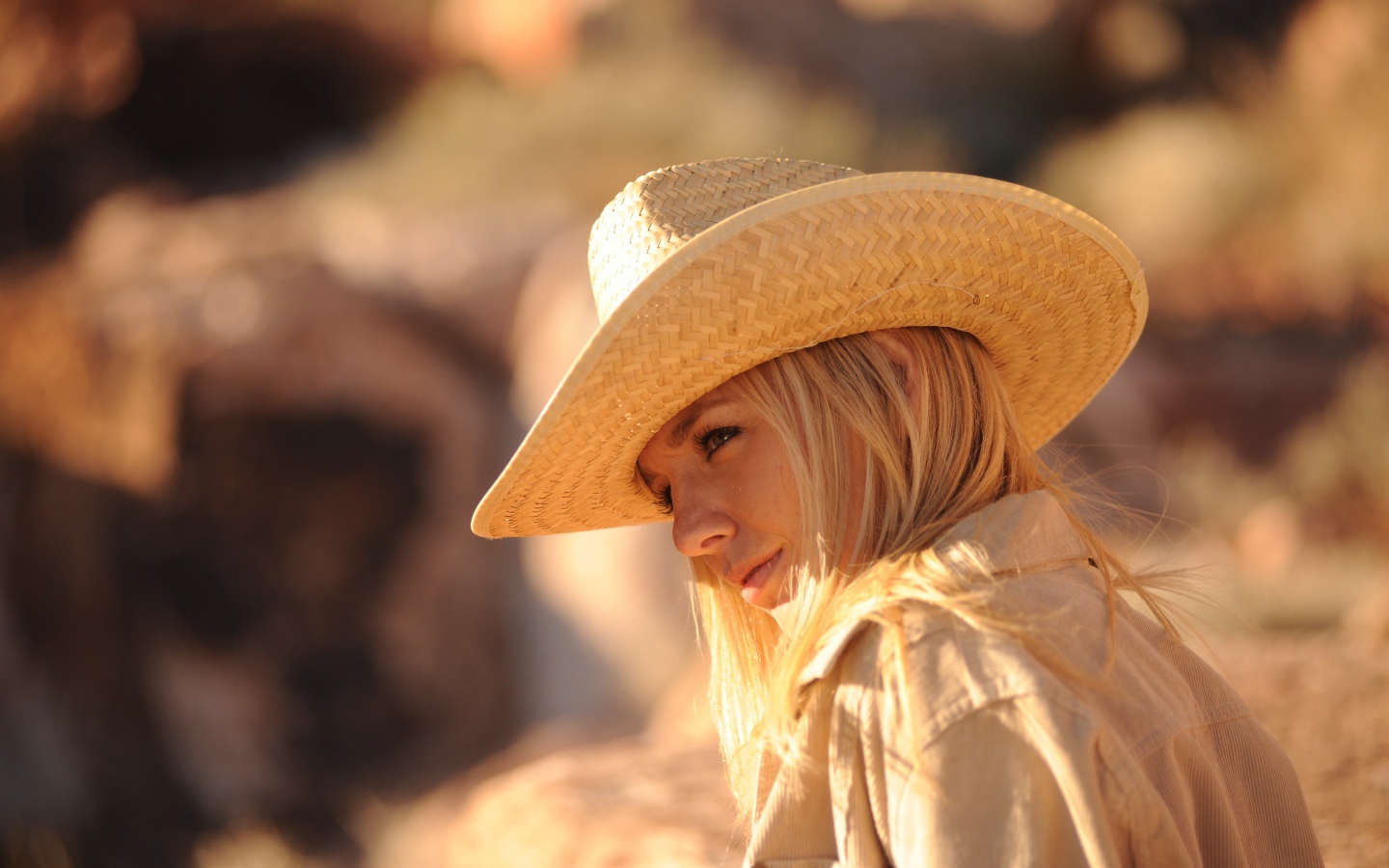 Девушка в ковбойской соломенной шляпе 