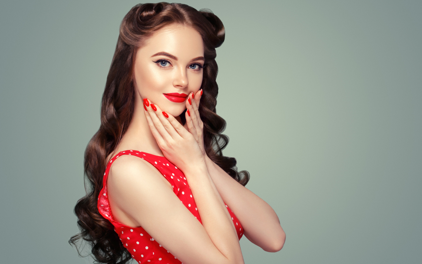 Девушка в красном платье с красивыми длинными волосами