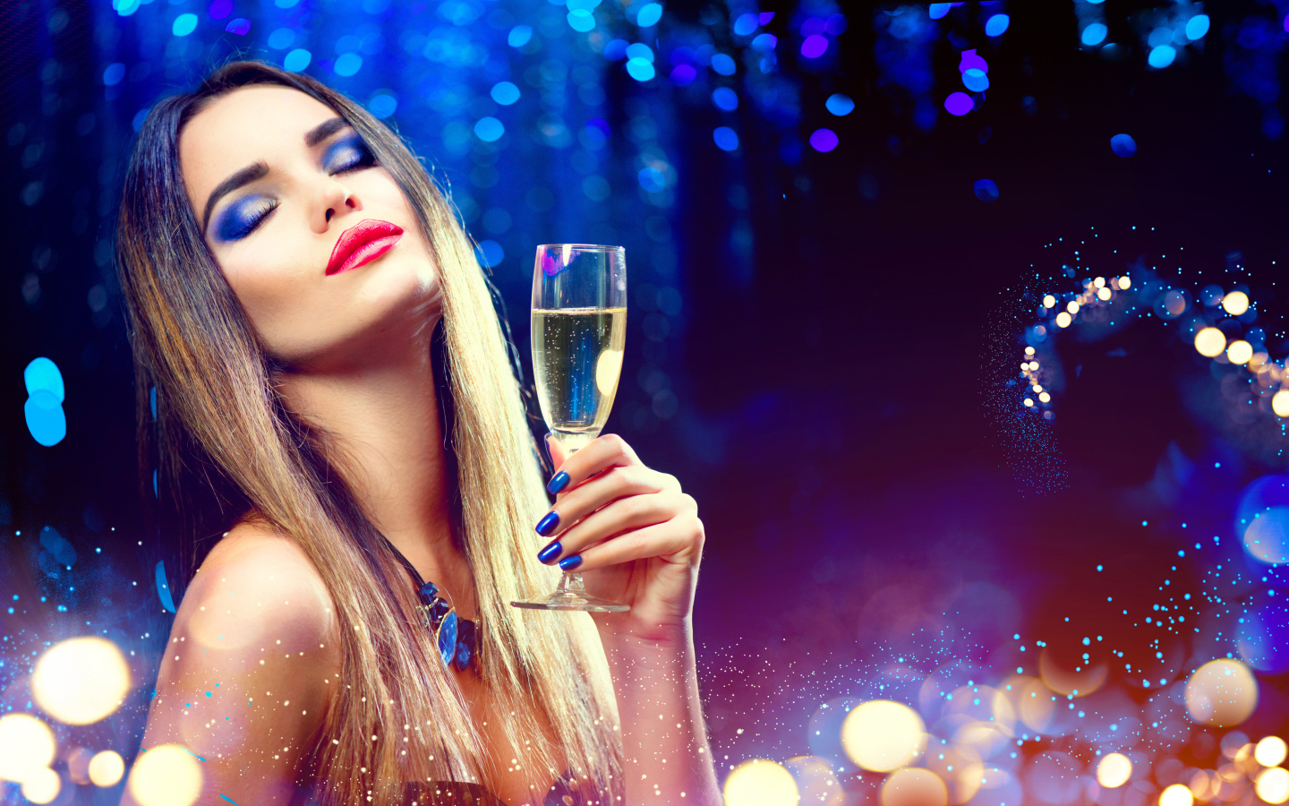 Девушка с закрытыми глазами с ярким макияжем с бокалом шампанского в руке