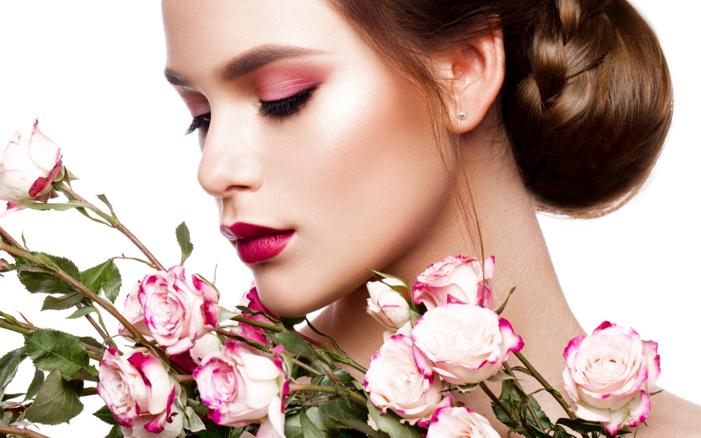 Девушка с нежным макияжем с букетом роз в руках
