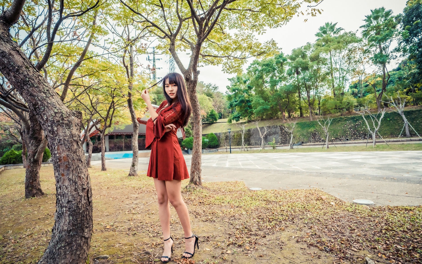 Длинноногая девушка азиатка в коротком красном платье 