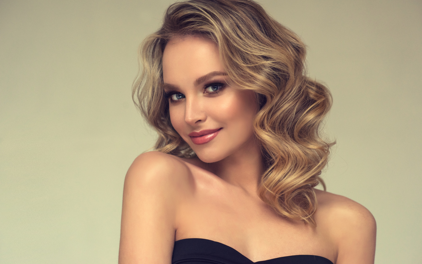 Милая улыбка длинноволосой голубоглазой блондинки