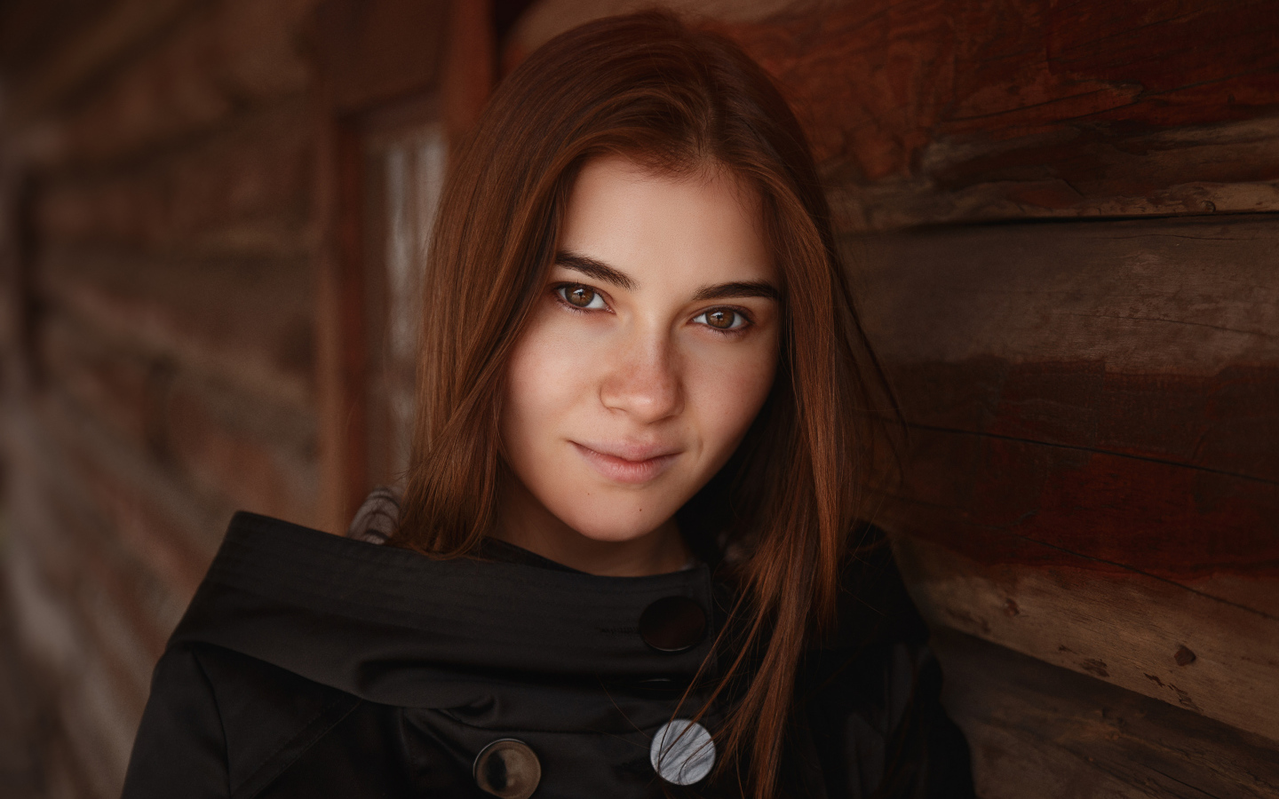 Настоящая девушка в черном плаще