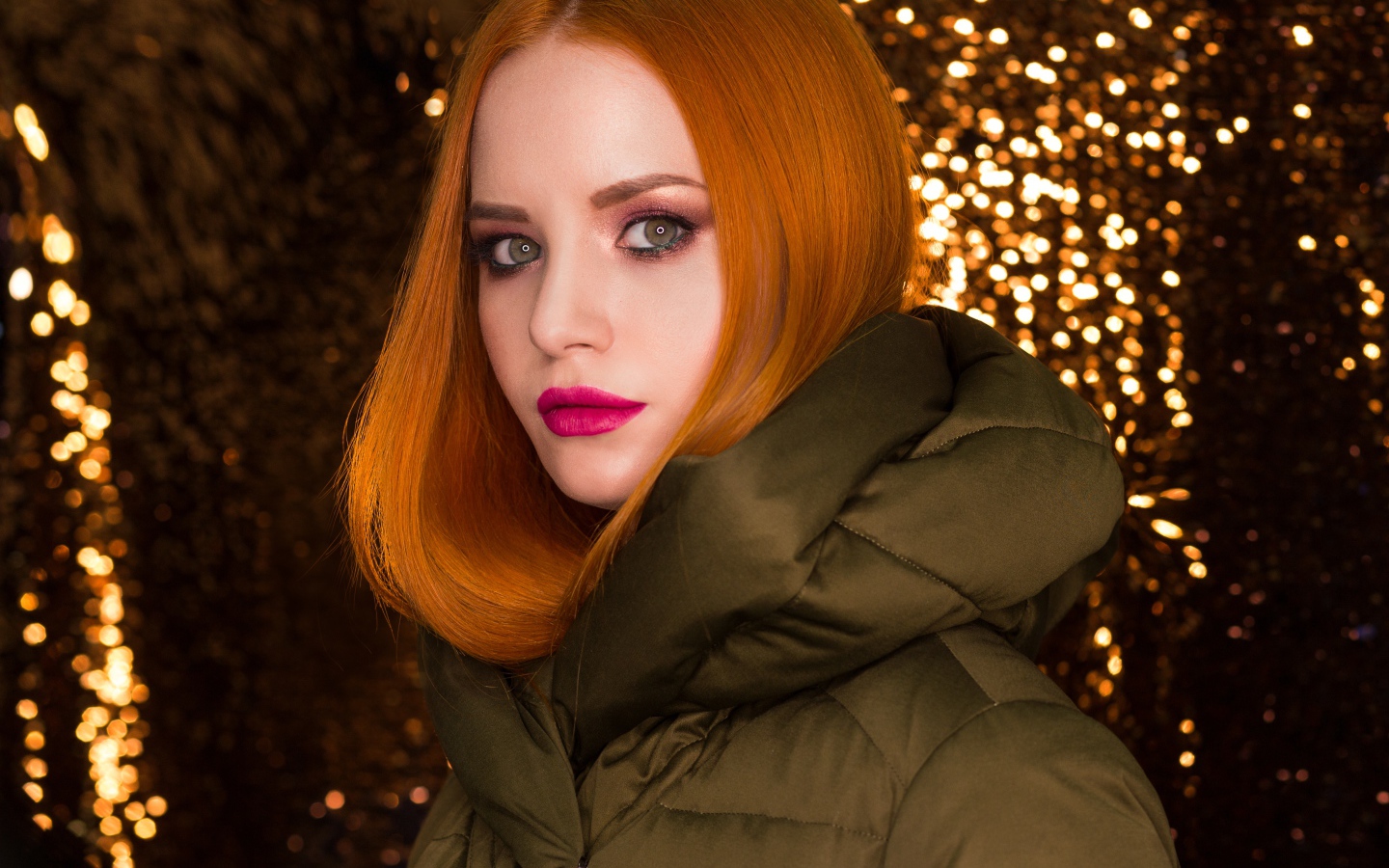 Рыжеволосая девушка на золотистом фоне 