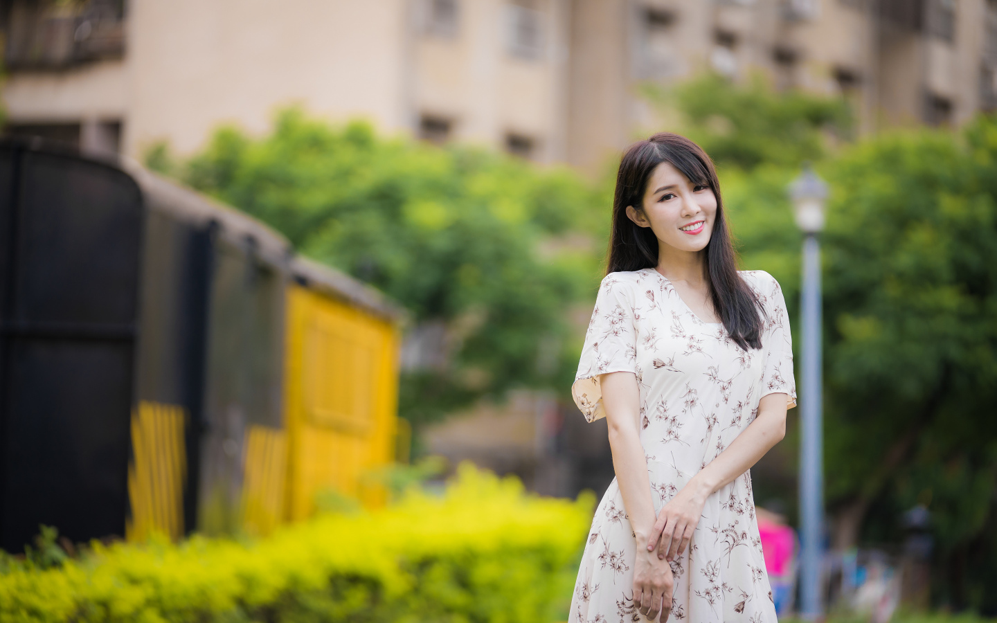 Нежная улыбающаяся азиатка в красивом платье 