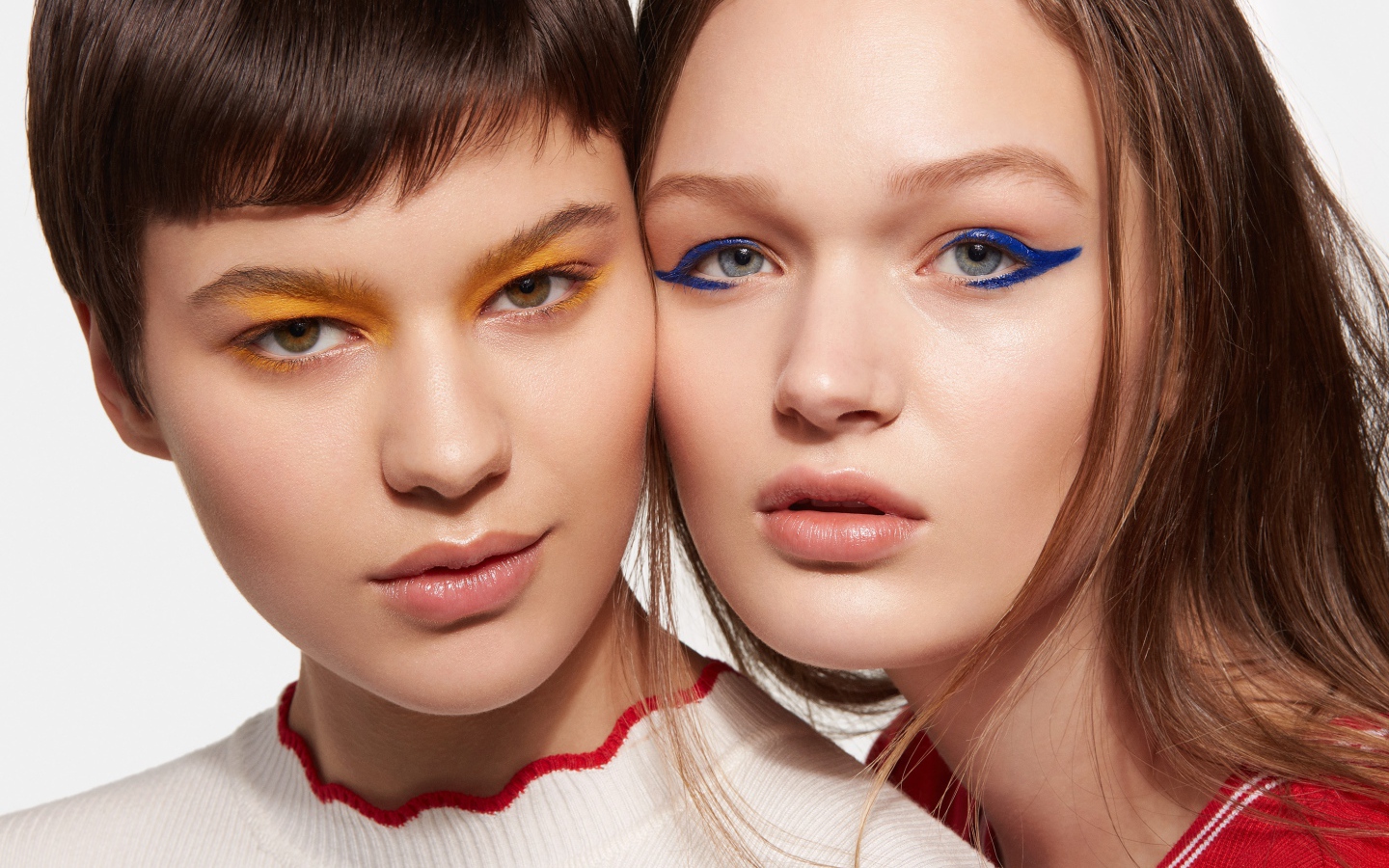 Две красивые девушки подруги с ярким макияжем