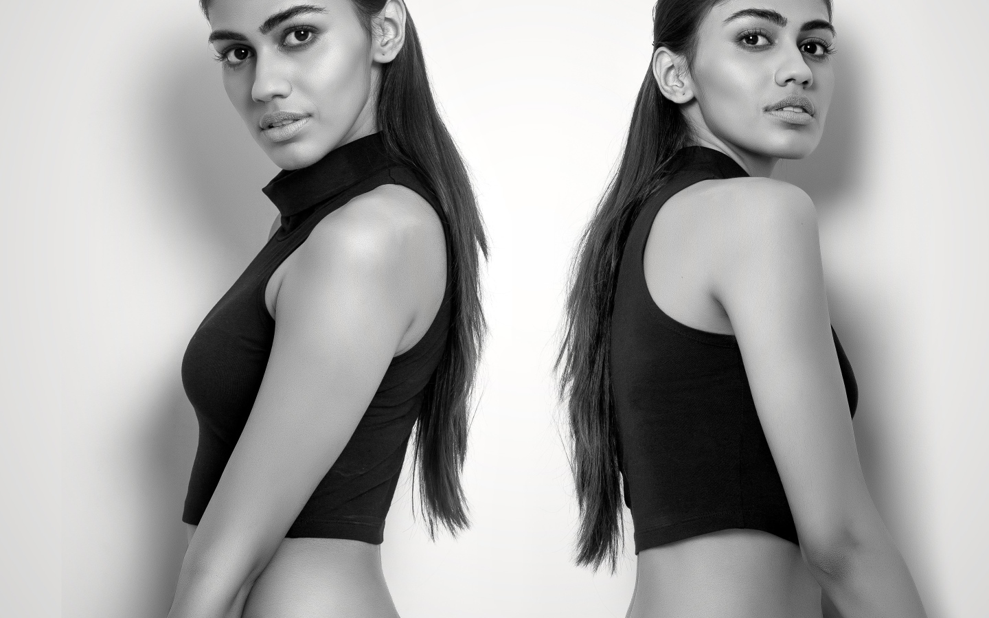 Две девушки сестры - близняшки черно -белое фото 