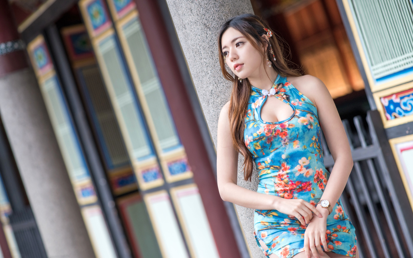 Молодая девушка азиатка в коротком платье 