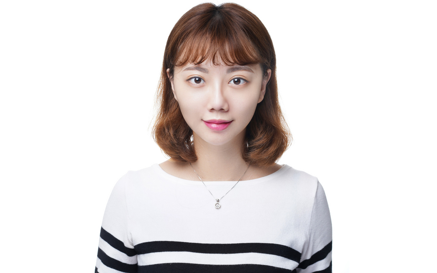 Молодая азиатка в свитере на белом фоне