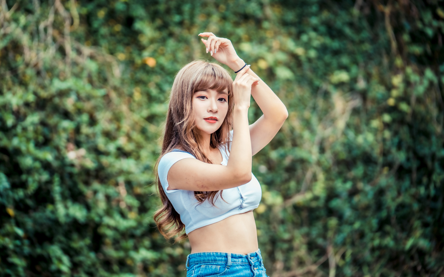 Молодая азиатка подняла руки вверх 