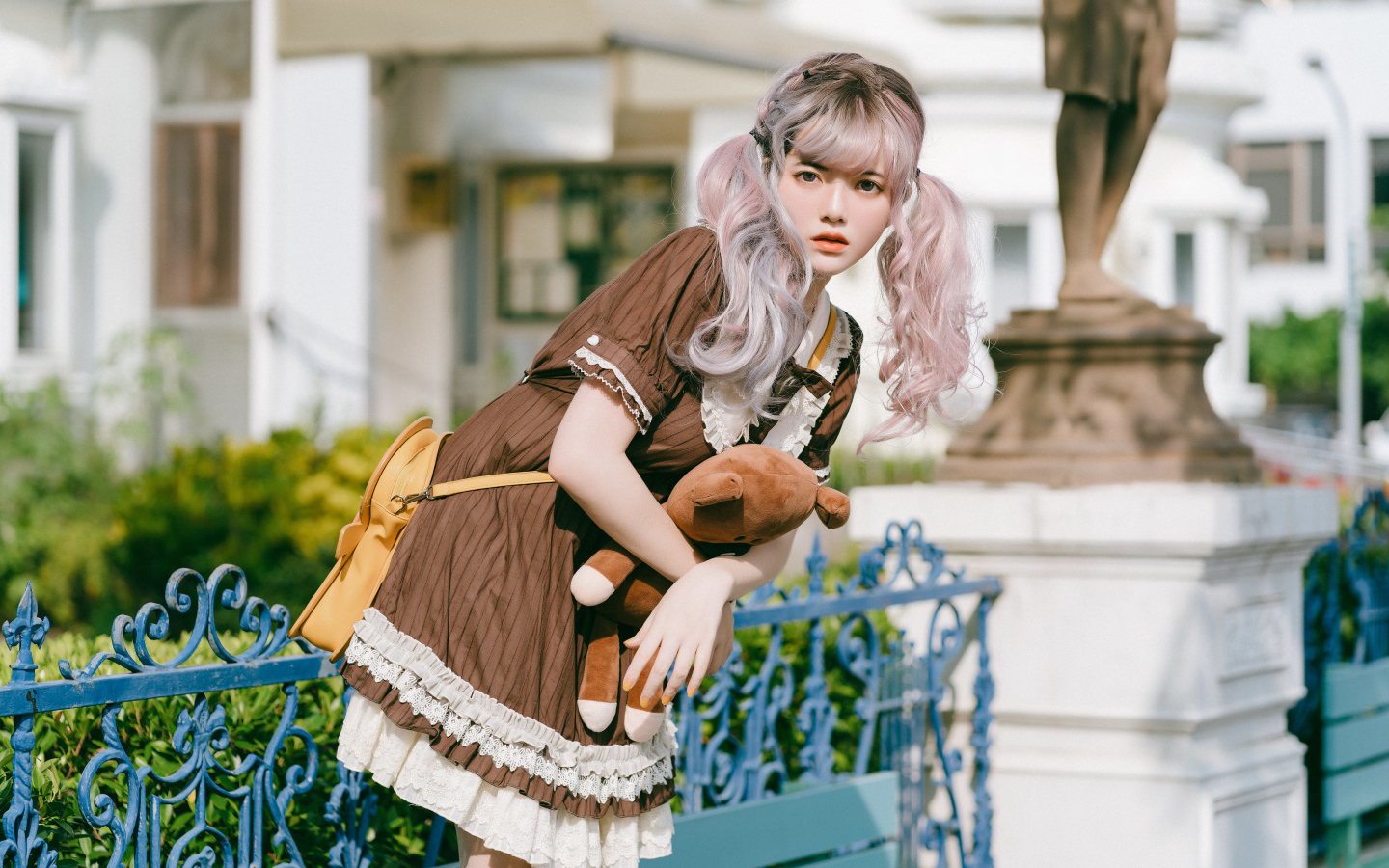 Молодая азиатка с игрушечным медведем в руках