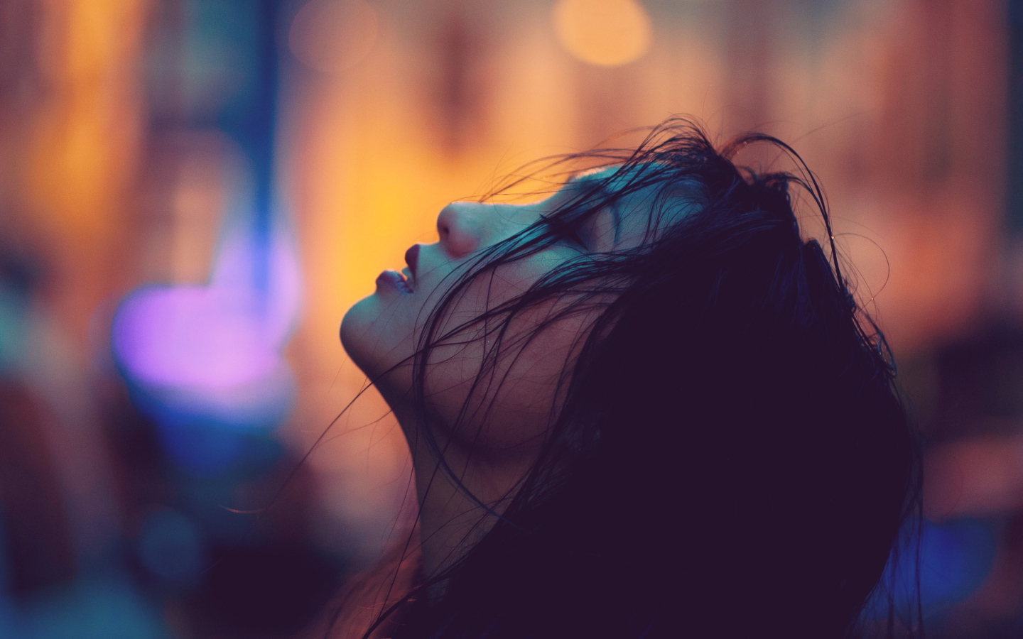 Молодая азиатка с закрытыми глазами с волосами на лице