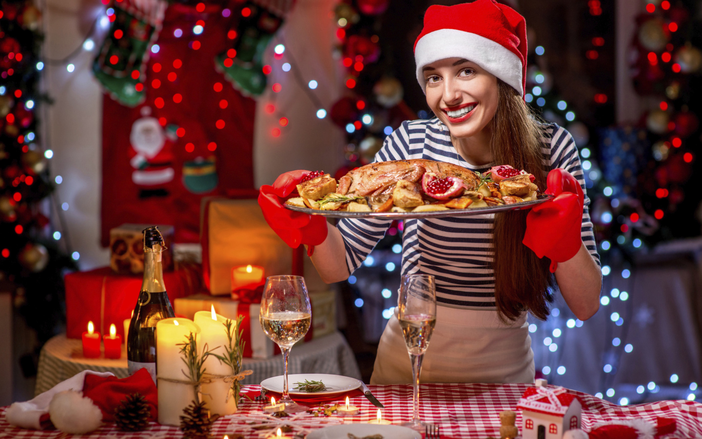 Девушка в костюме готовит угощения на новый год 