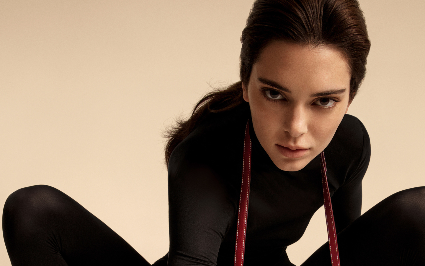 Американская супермодель Кендалл Дженнер в черном костюме