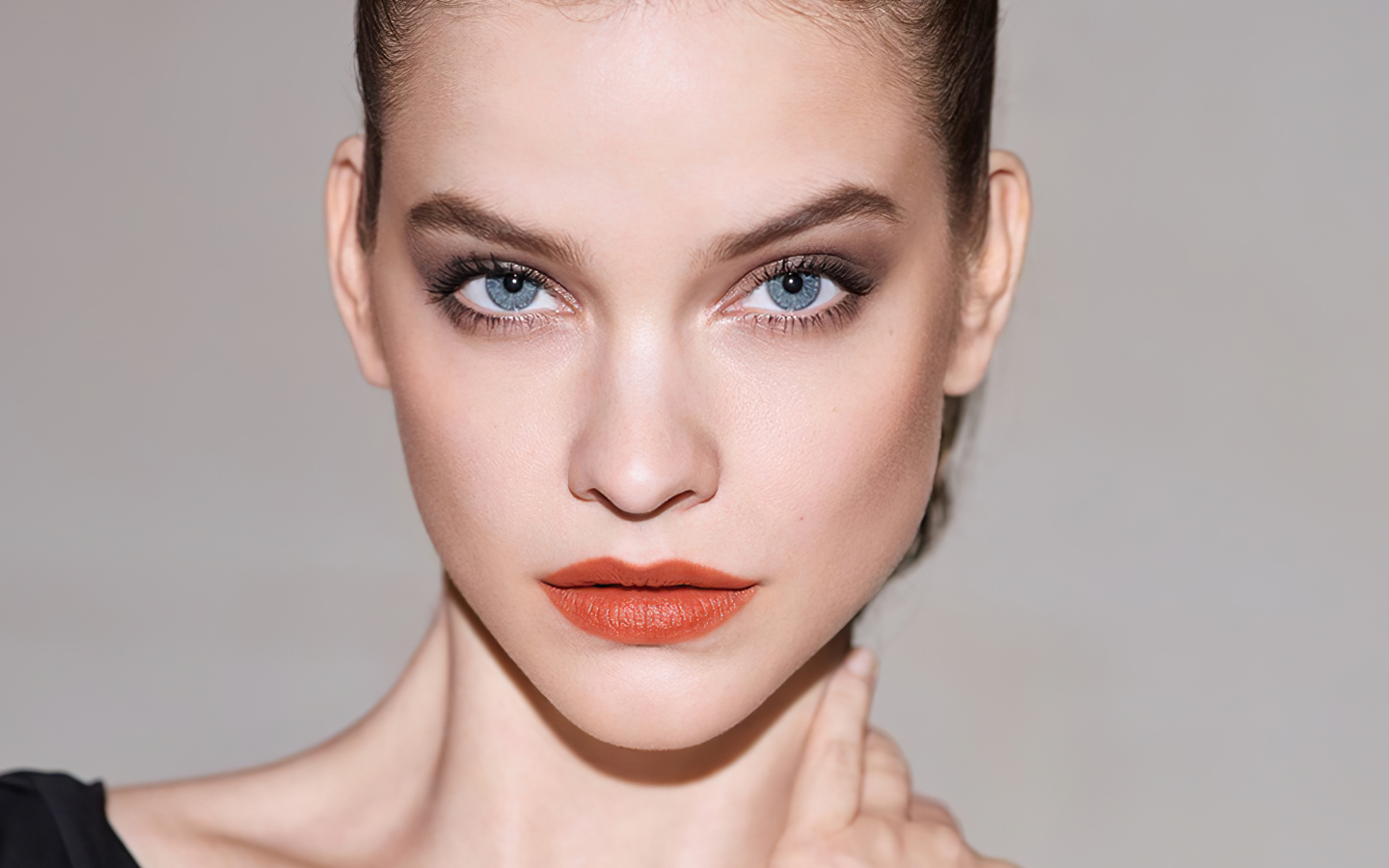 Лицо голубоглазой модели Барбары Палвин