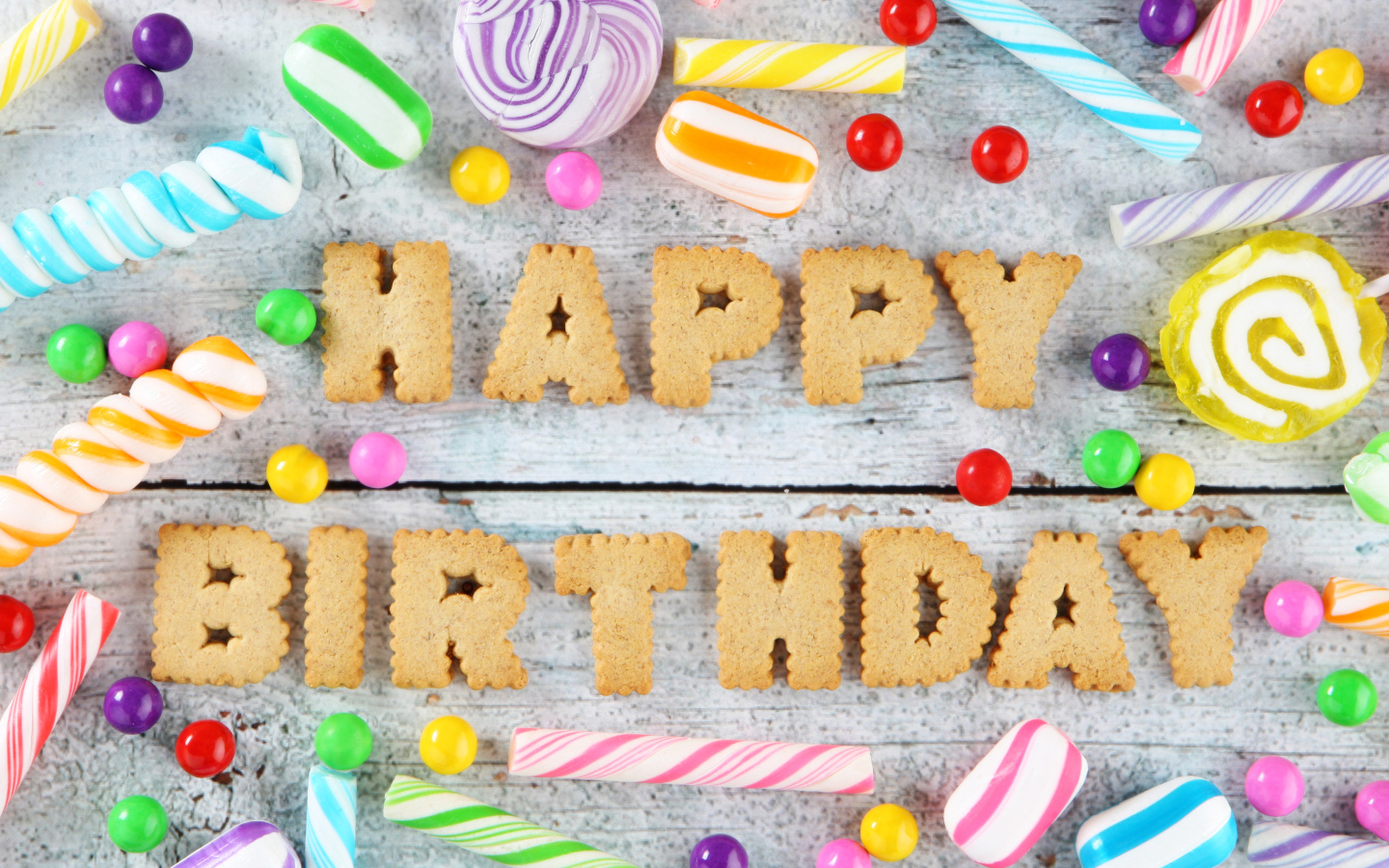 Печенье и конфеты на столе на День Рождения