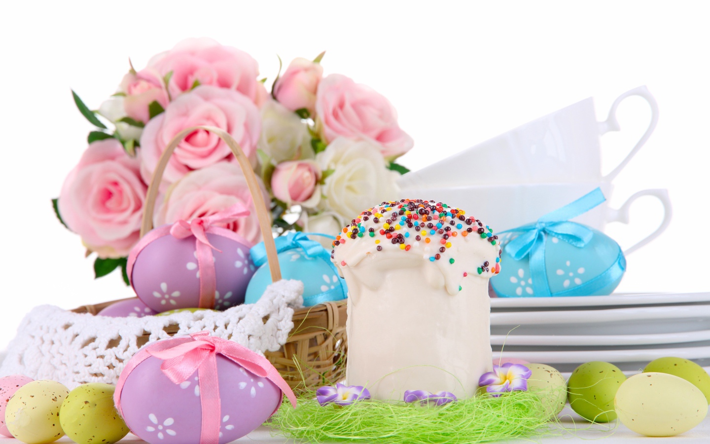 Пасхальный кулич, крашеные яйца и цветы на праздник