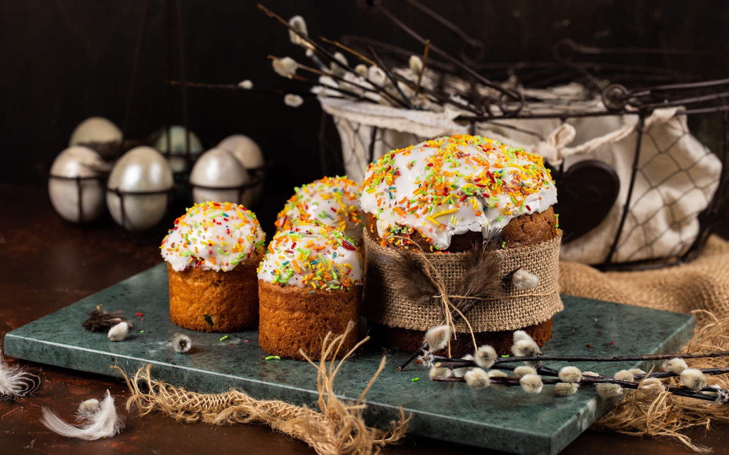 Пасхальные куличи на столе с ветками вербы на праздник 