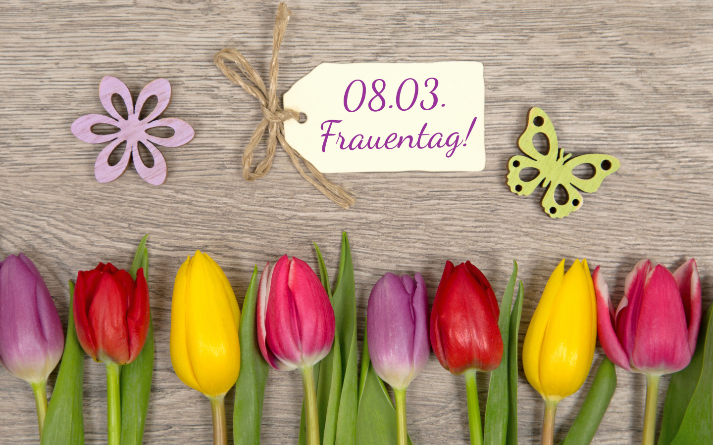 Букет разноцветных тюльпанов на 8 Марта