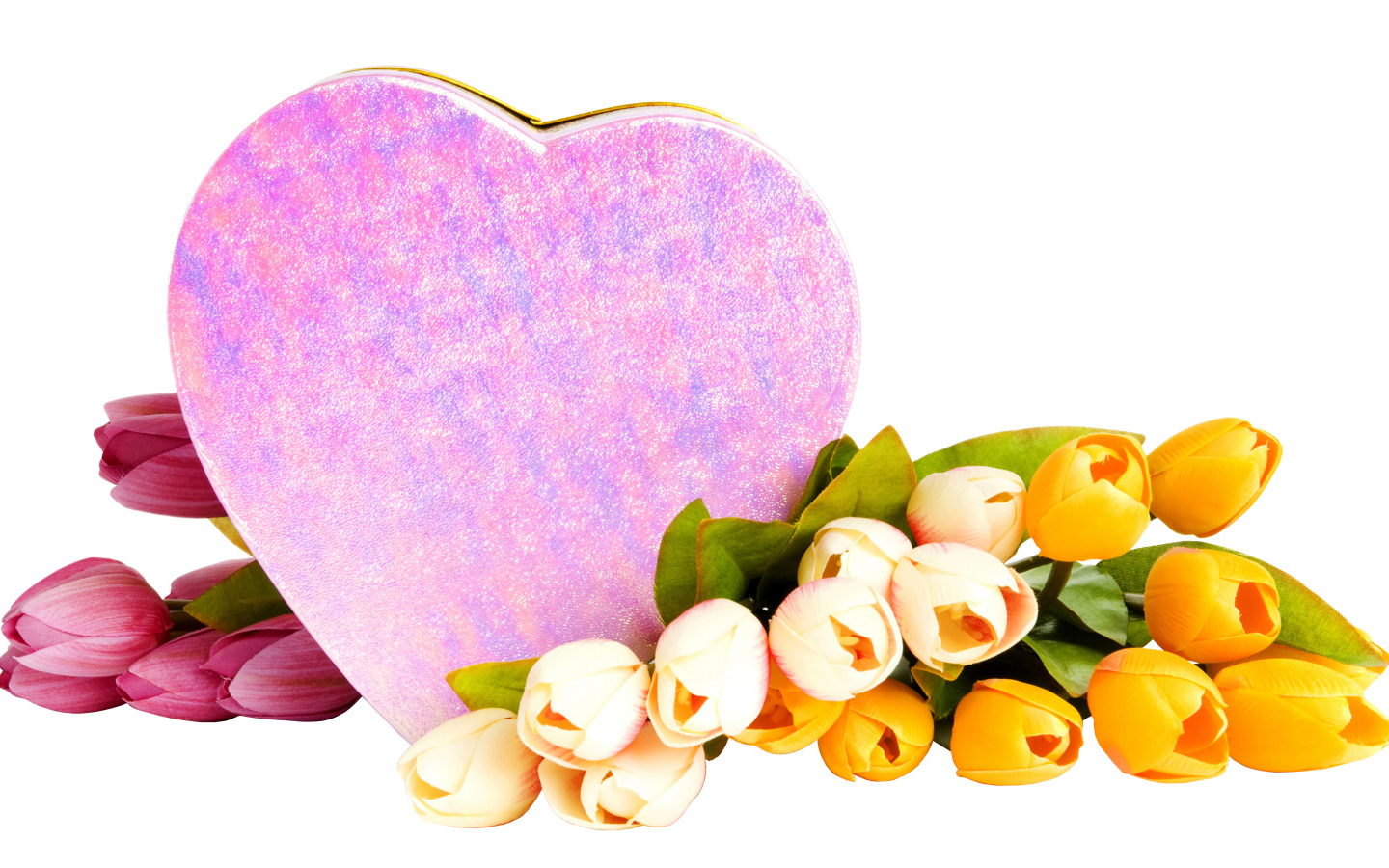 Коробка в форме сердца и букет тюльпанов на белом фоне на 8 марта