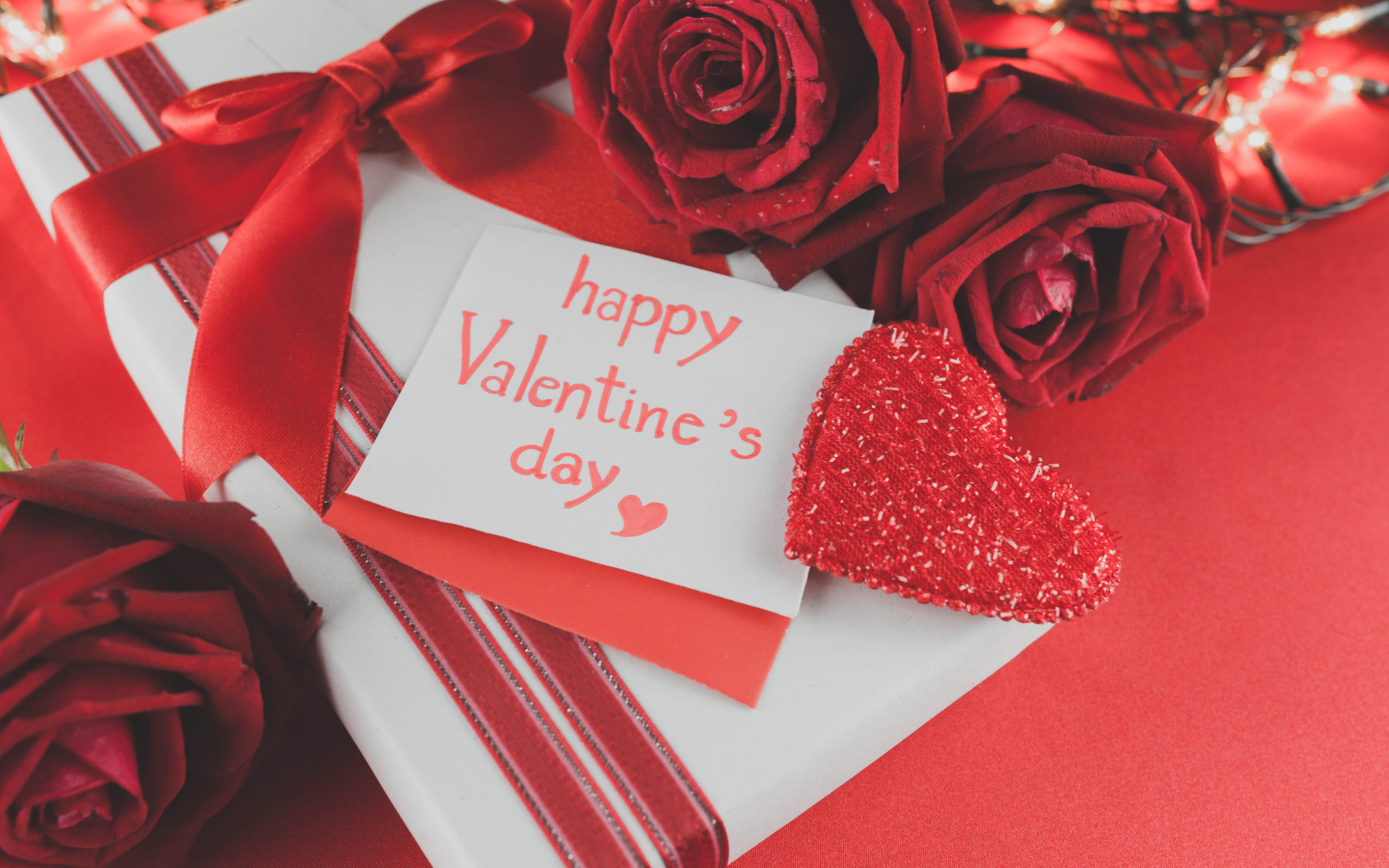 Подарок и открытка с цветами на День Влюбленных 14 февраля