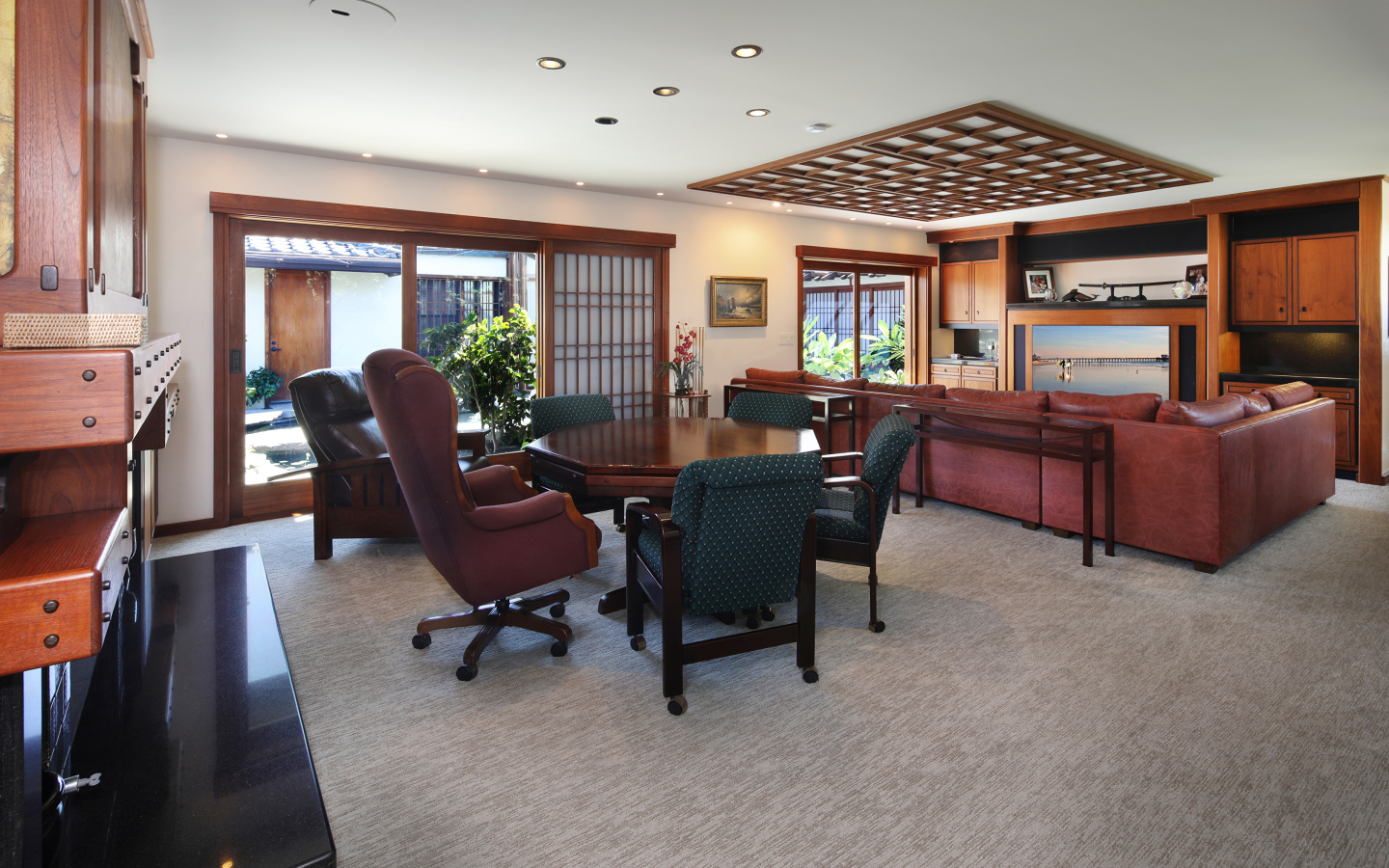 Большой просторный кабинет с дорогой кожаной мебелью