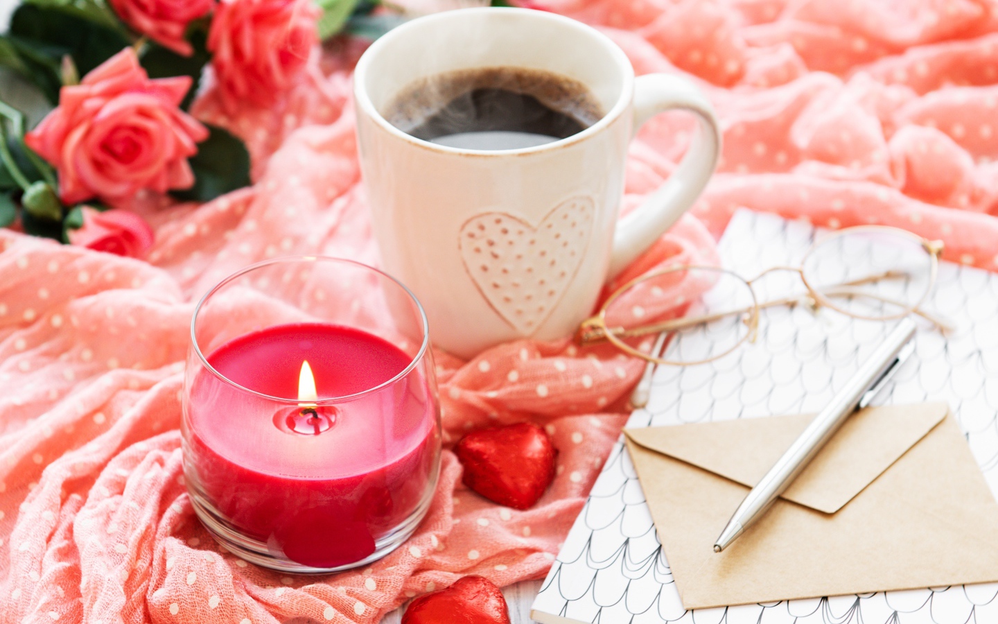 Чашка кофе, свеча, конфеты, букет роз и письмо для любимой