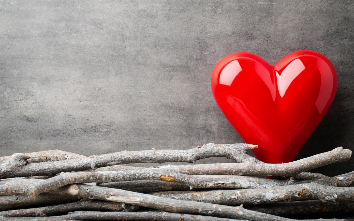 Большое красное сердце на сером фоне с деревянными прутьями