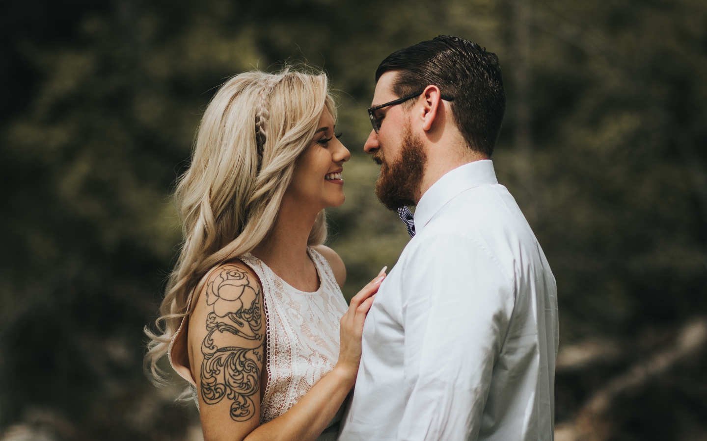 Влюбленная пара в белых нарядах 