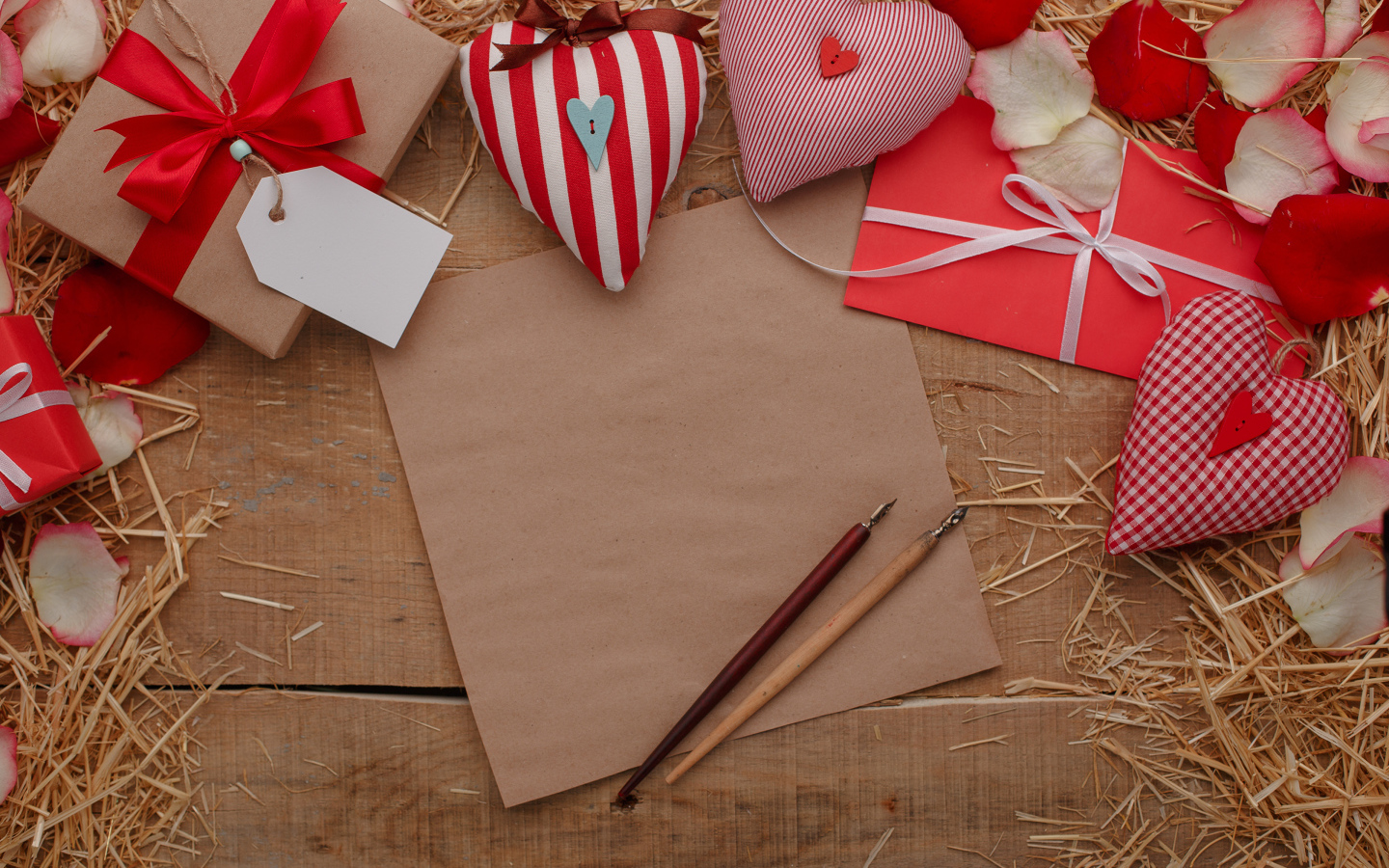Сердечки из ткани на столе с бумагой и подарками 