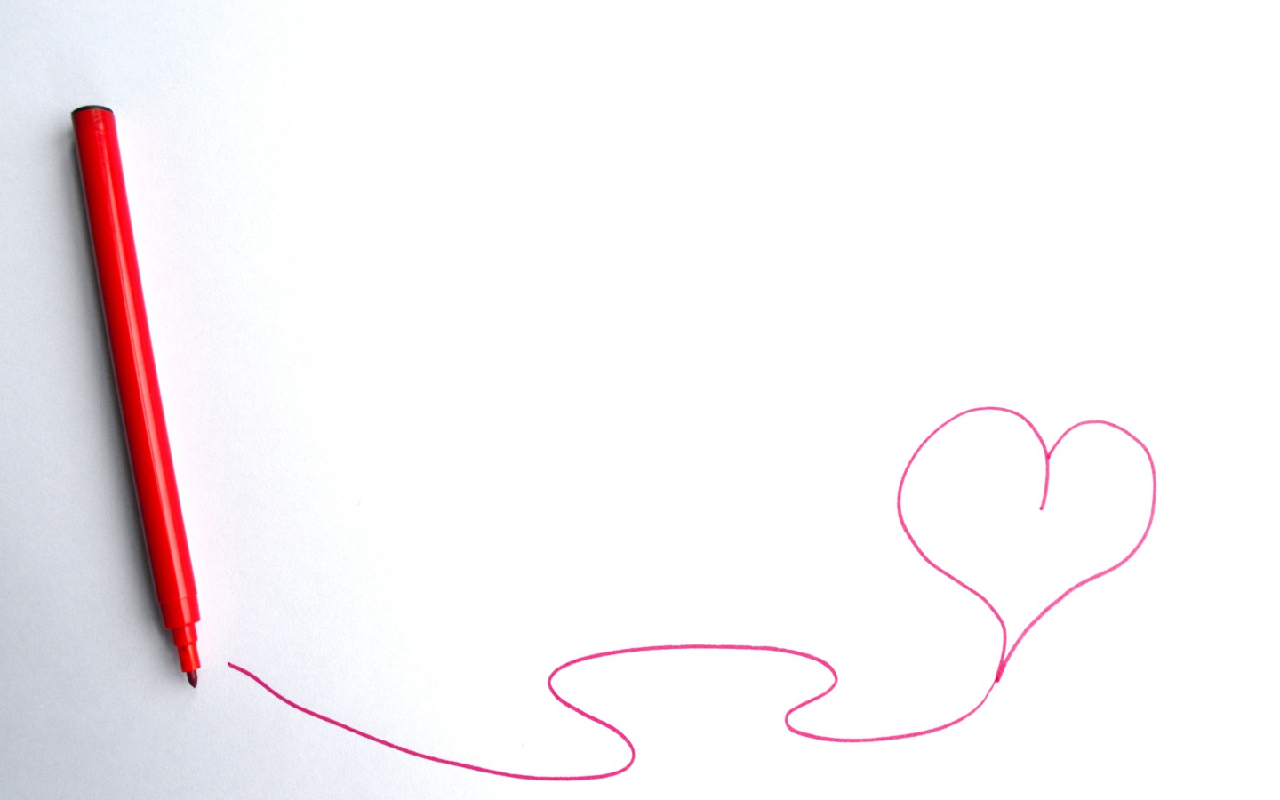 Сердце нарисовано фломастером на белом фоне 