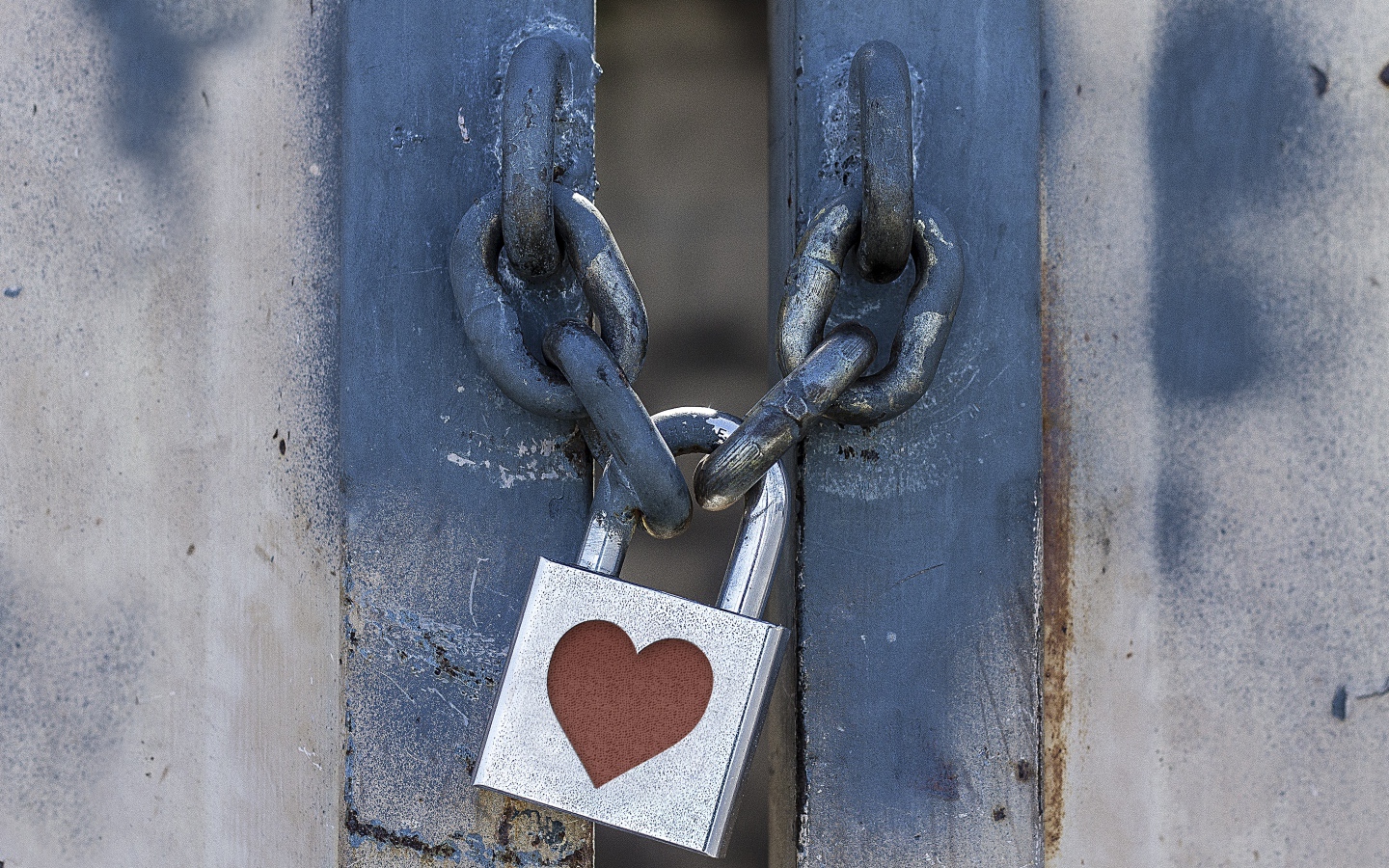 Железный замок с сердцем висит на цепи 