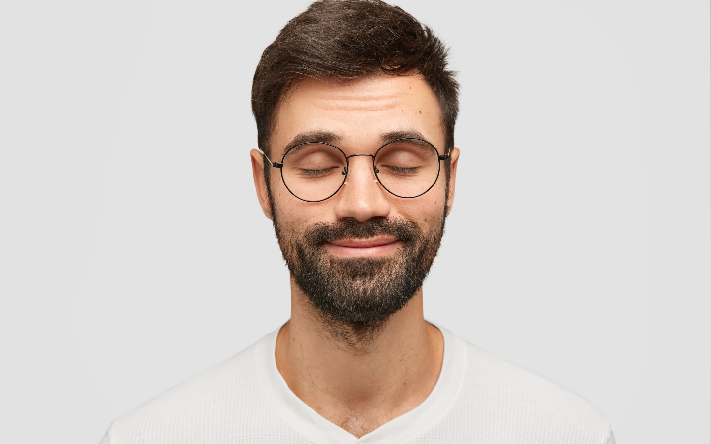 Бородатый мужчина с очками на лице 