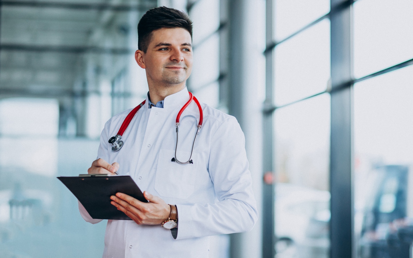 Мужчина доктор в больнице у окна 